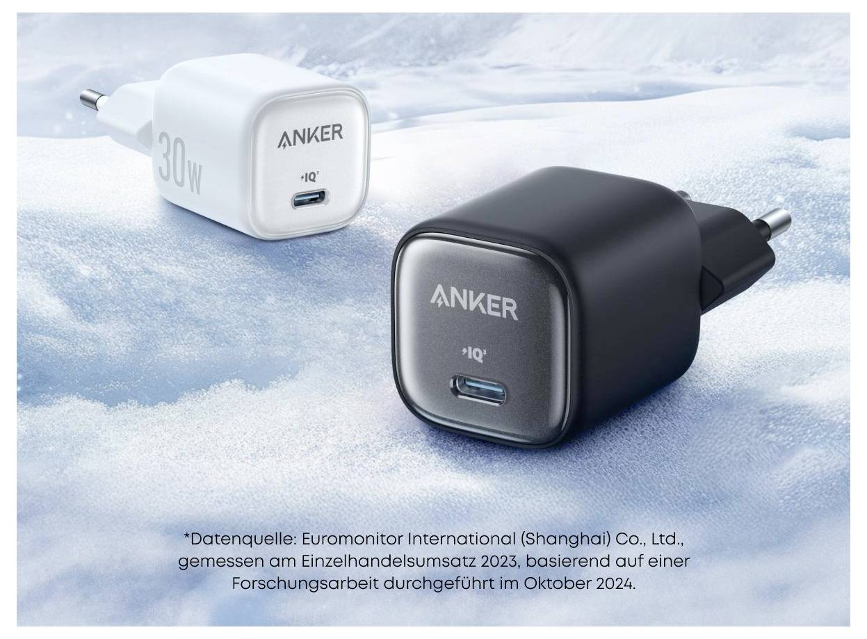 Twee Anker 30W USB-C wandladers, een witte en een zwarte, weergegeven op een ijsblauwe achtergrond met Duitse brontekst onderaan.