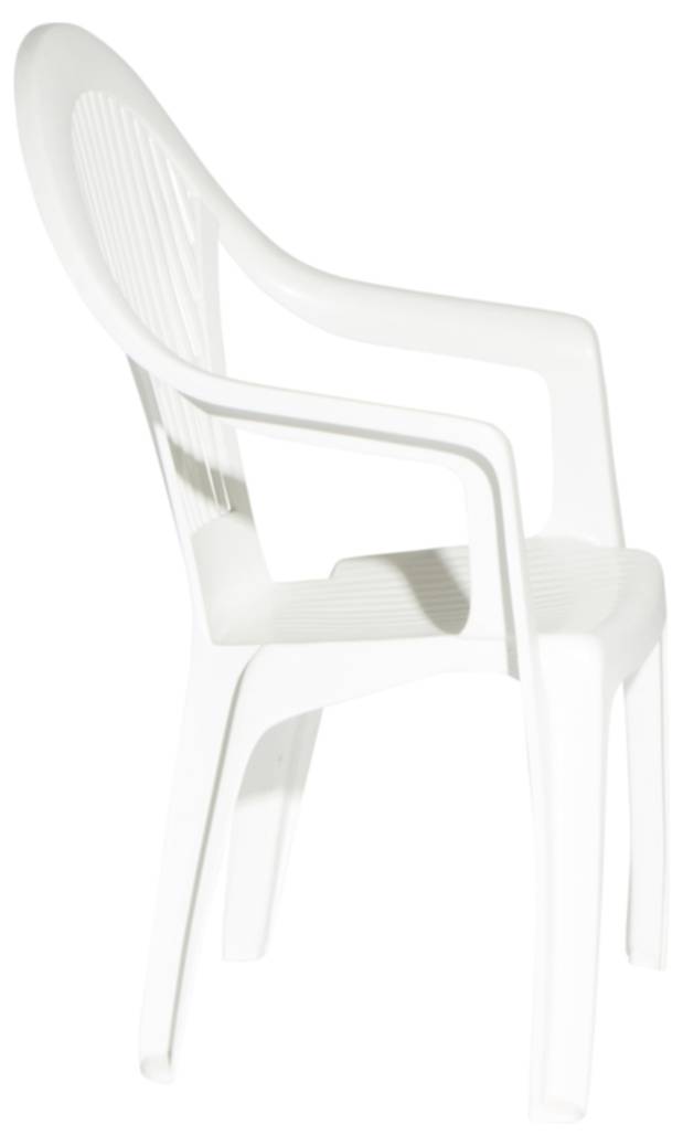 Doorzichtig witte kunststof fauteuil met latten rug en gebogen armleuningen, afgebeeld op een effen witte achtergrond.