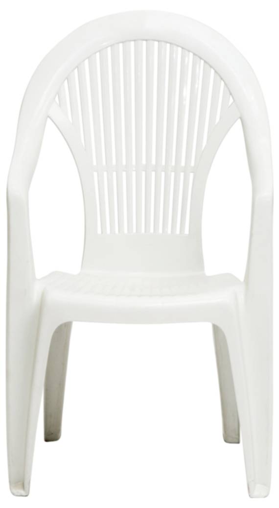 Witte plastic stoel met armleuningen en latten rug, weergegeven in vooraanzicht op een effen achtergrond.