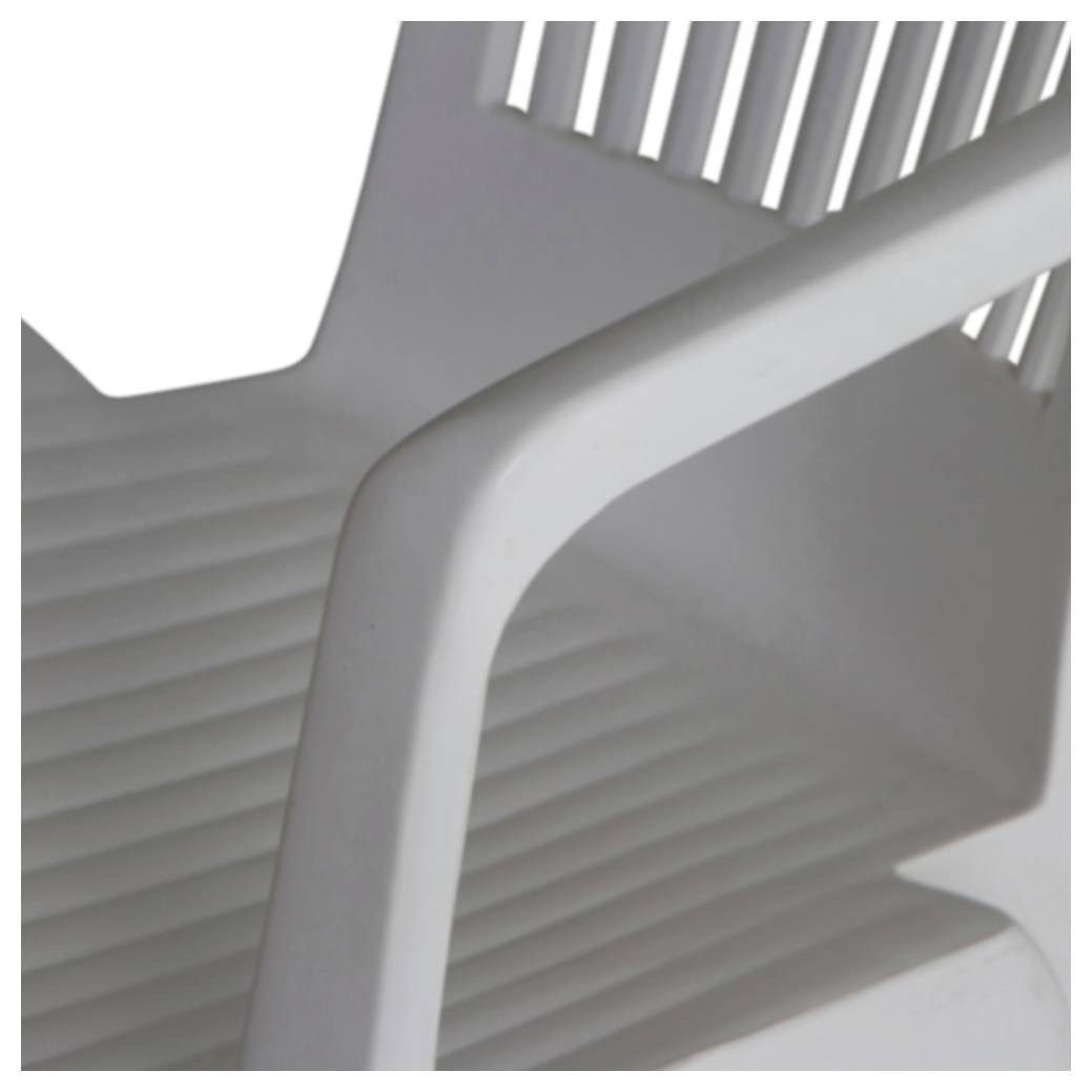 Close-up van een witte plastic stoelarm en lattenrug, weergegeven in grijstinten.