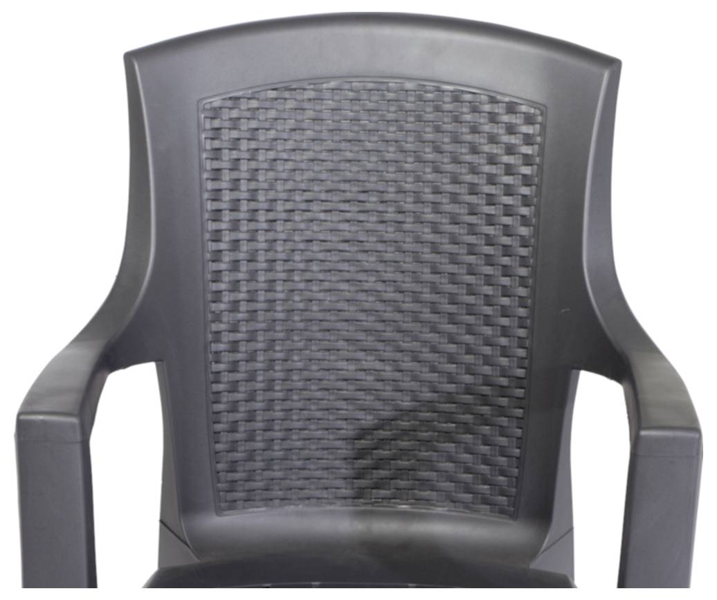 Vooraanzicht van een donkergrijs kunststof fauteuil met een geweven-achtige rugleuning en gebogen armleuningen op een witte achtergrond.