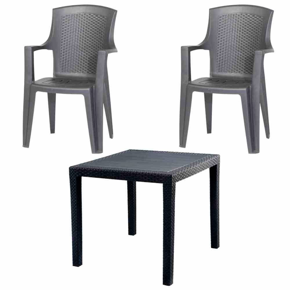 Twee donkergrijs plastic fauteuils en een bijpassende vierkante tafel, weergegeven als een terrasmeubel set op een witte achtergrond.