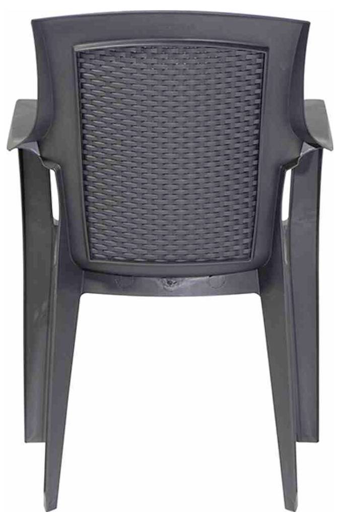 Gestapelde donkergrijze kunststof stoelen van achteren gezien op een witte achtergrond.