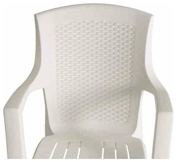 Vooraanzicht van een witte plastic stoel met een gestructtureerde rugleuning en armleuningen op een eenvoudige achtergrond.
