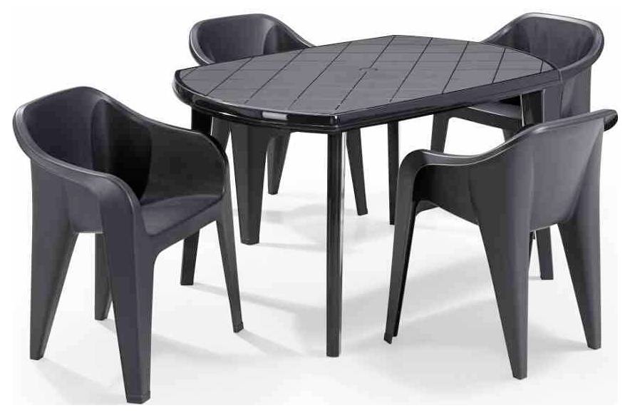Zwart kunststof patio-eetset met ovale tafel en vier bijpassende stoelen op een witte achtergrond.
