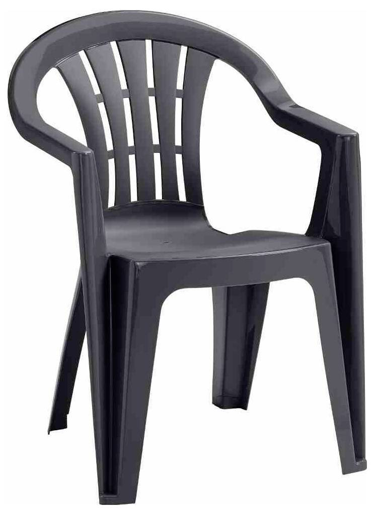 Zwarte kunststof fauteuil met gebogen rugleuning en open latten design, weergegeven op een witte achtergrond.