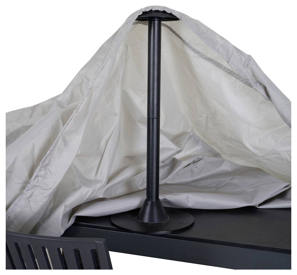 Afgedekt terrasparasolvoet en -paal onder een draperende beschermhoes op een tafel of standaard.
