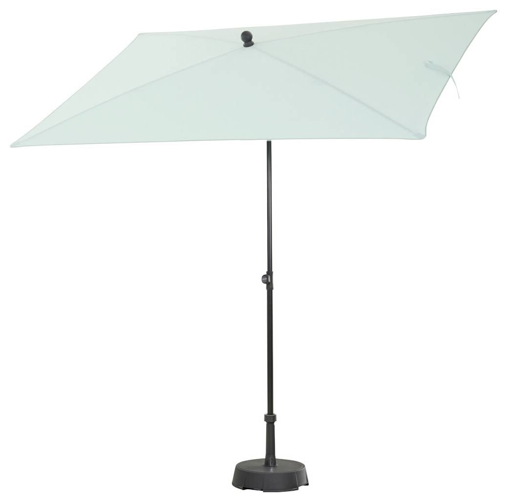 Een lichtblauwe patio-parasol met een zwarte paal en voet, weergegeven opengevouwen op een witte achtergrond.