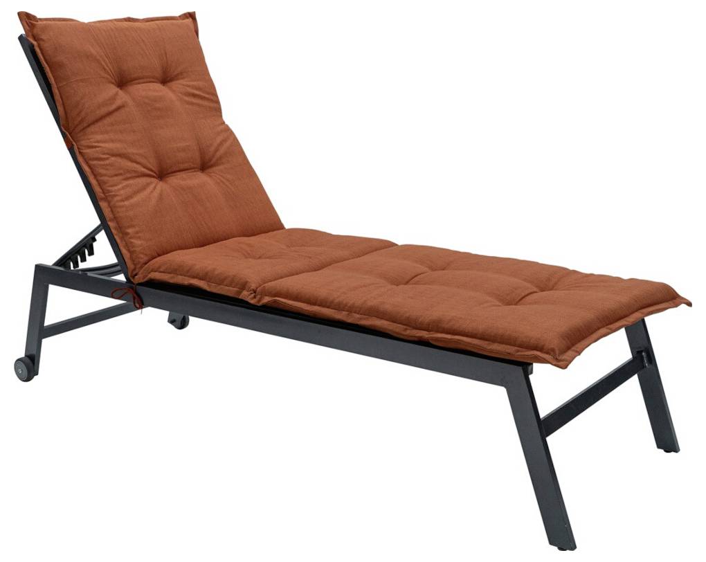 Oranje gevoerde chaise longue met verstelbare rugleuning en zwart metalen frame op een witte achtergrond.