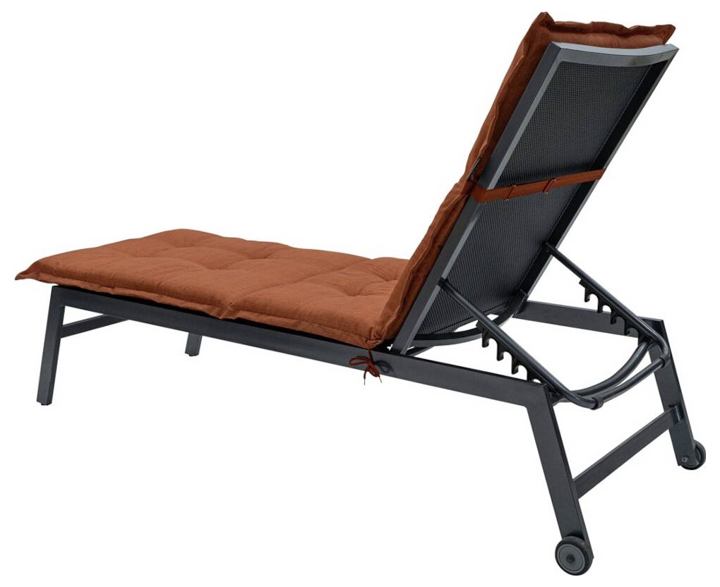 Oranje gevoerde loungestoel met verstelbare rugleuning en zwart metalen frame op een witte achtergrond.