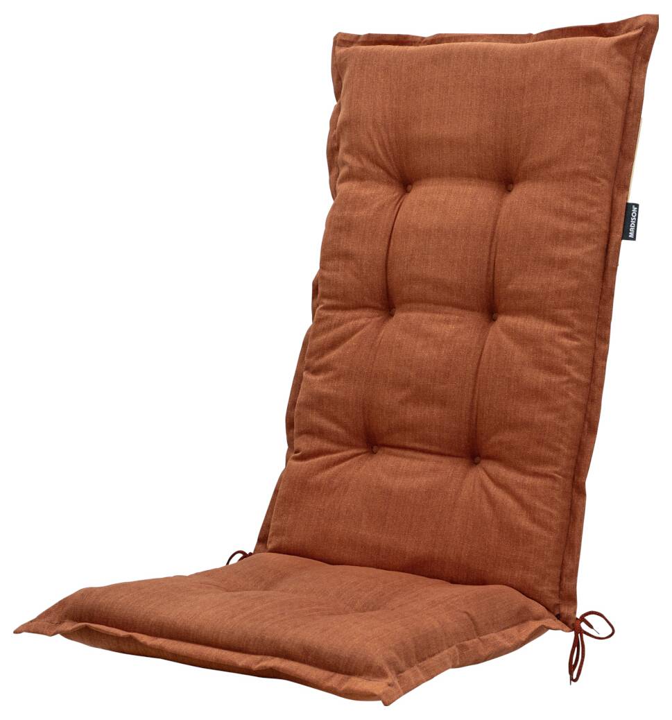 Oranje gewatteerde stoelkussen met hoge rugleuning en zitbanden, weergegeven op een witte achtergrond.
