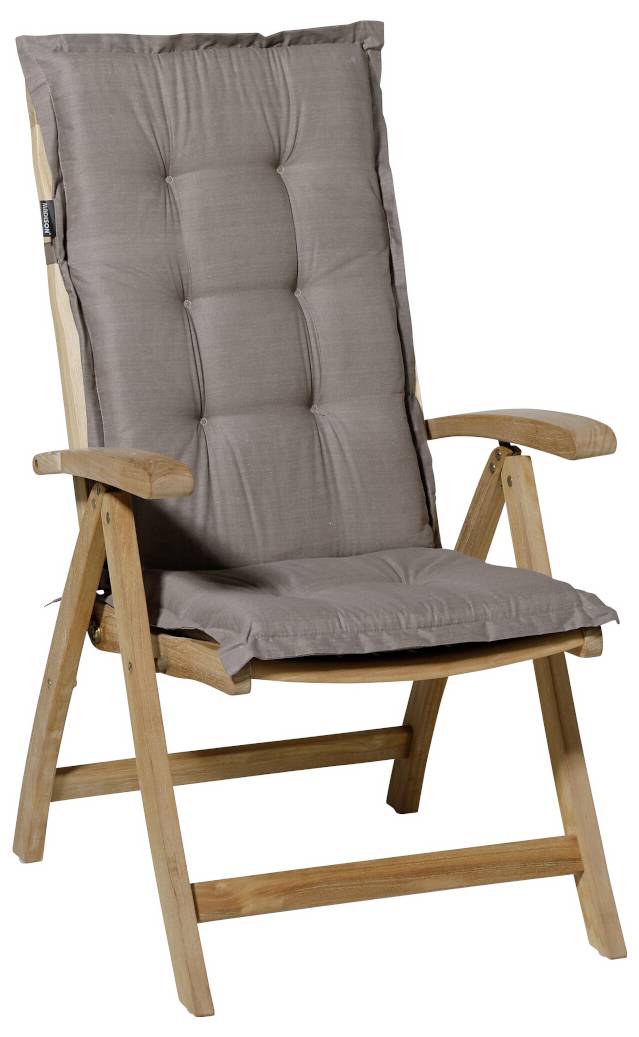 Bruine gevoerde houten fauteuil met hoge rug en gevoerd zitvlak op een witte achtergrond.