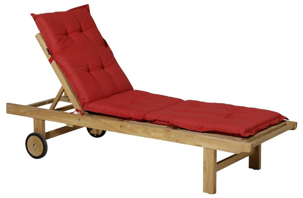 Houten liggende loungestoel met rode gevoerde kussens en wielen, weergegeven op een witte achtergrond.