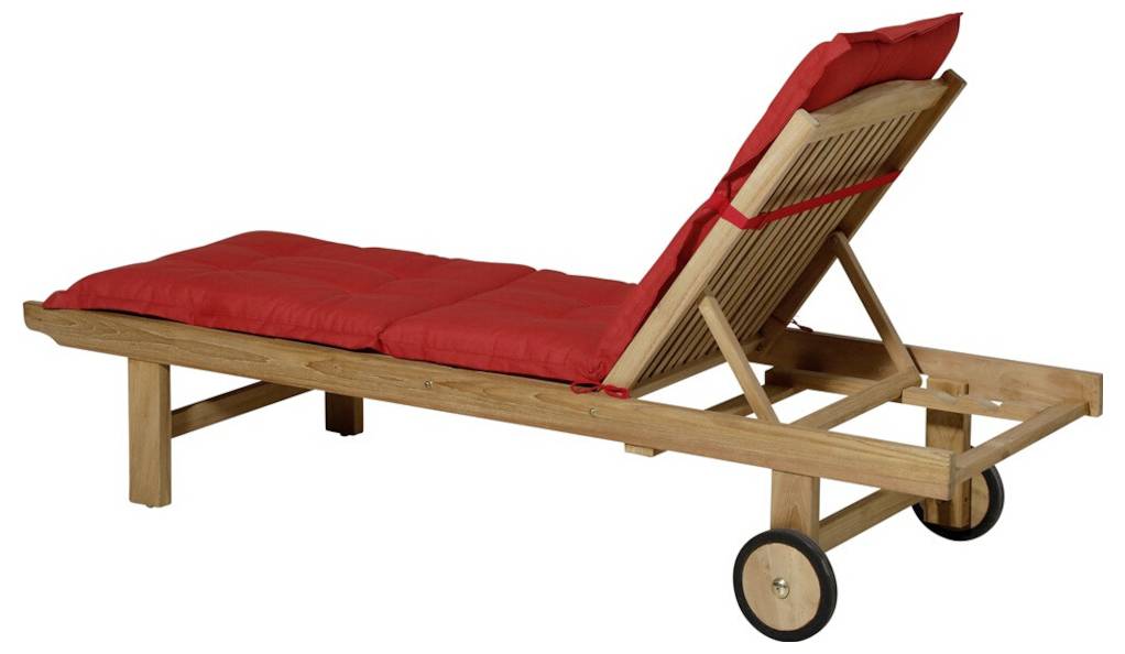 Houten loungestoel met rode kussens, verstelbare rugleuning en twee wielen aan de zijkant, weergegeven op een witte achtergrond.
