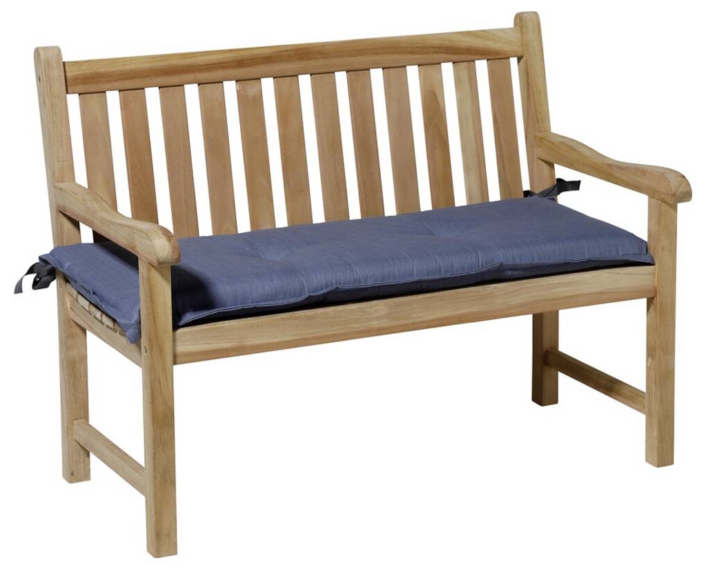 Houten buitenbank met blauw kussen en lattenrug, weergegeven op een witte achtergrond.