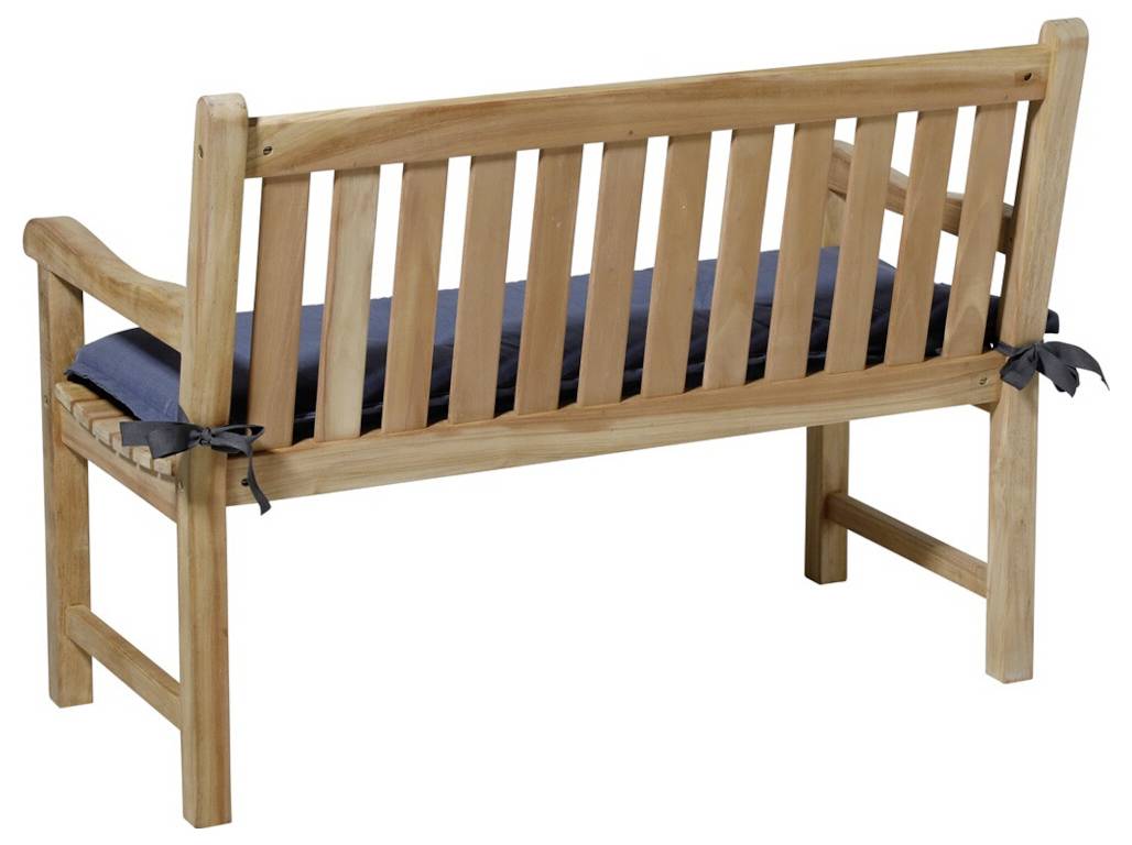 Houten bankje met latten en een blauwe gevoerde zit en rugleuning, getoond op een witte achtergrond.