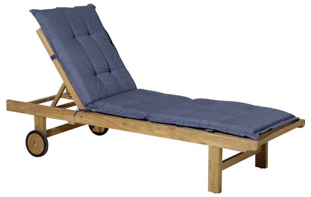 Houten liggende loungestoel met blauw kussen en wielen, getoond op een witte achtergrond.