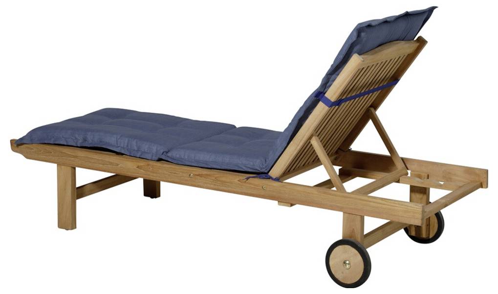 Houten ligstoel met blauwe kussens en wielen, getoond op een witte achtergrond.