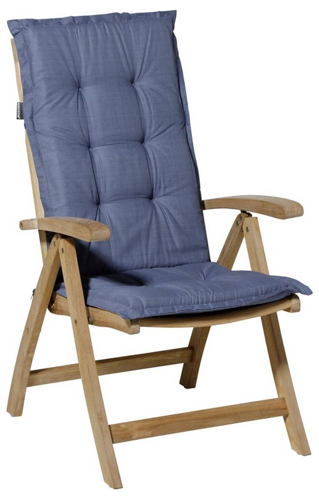 Blauwe gevoerde houten loungestoel met armleuningen, weergegeven op een witte achtergrond.