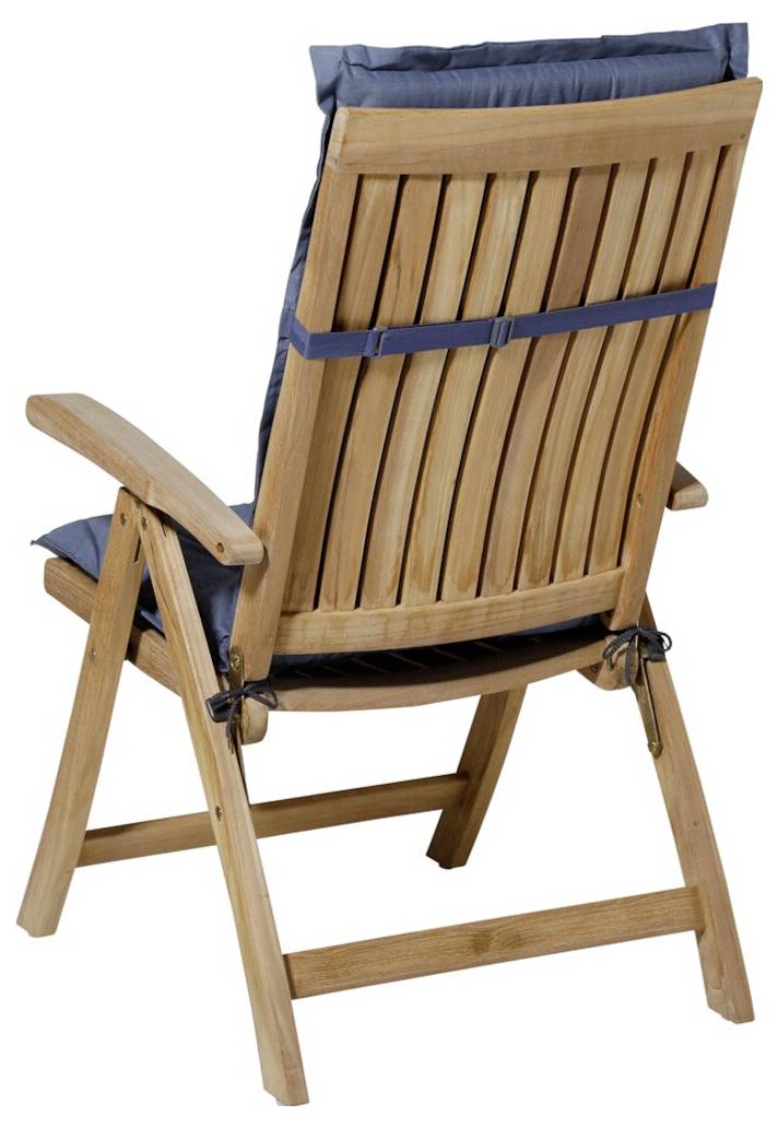 Houten opklapbare patiostoel met blauw kussen, getoond van achteren op een witte achtergrond.