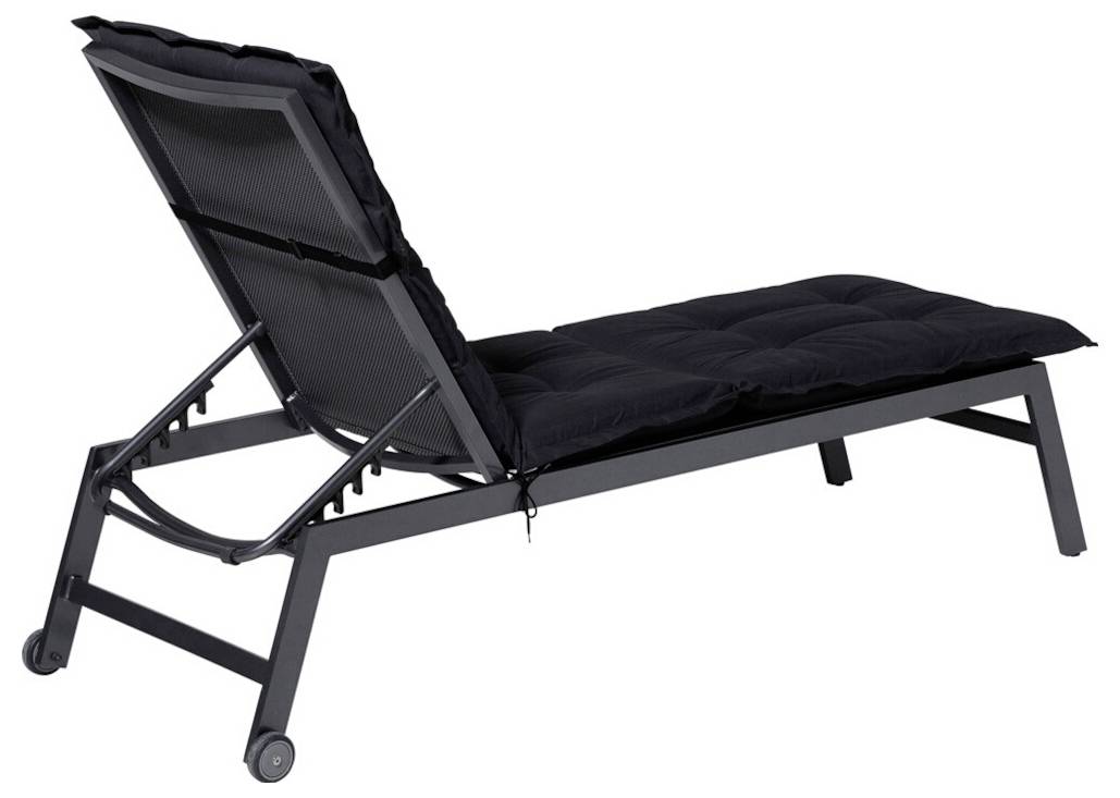 Zwarte verstelbare chaise longue met gevoerde kussens en verhoogde rugleuning, weergegeven in zijaanzicht op wielen tegen een witte achtergrond.