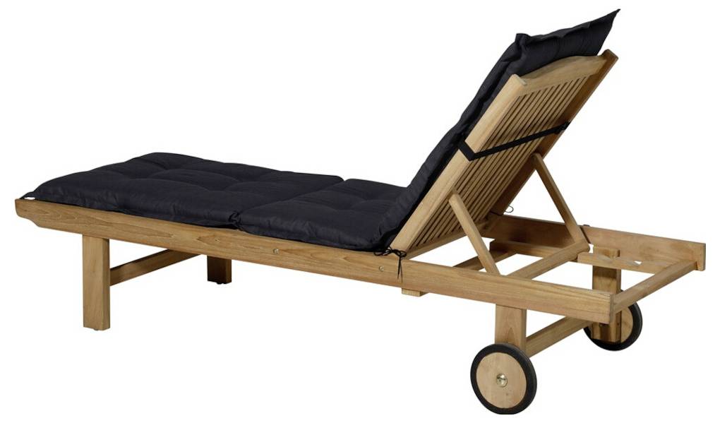 Houten loungestoel met zwart kussen en verstelbare rugleuning op wielen, weergegeven in zijzicht tegen een witte achtergrond.