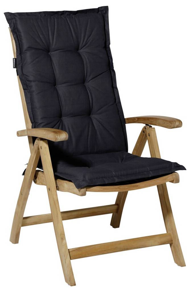 Houten loungestoel met zwart gevoerd kussen en armleuningen, weergegeven op een witte achtergrond.