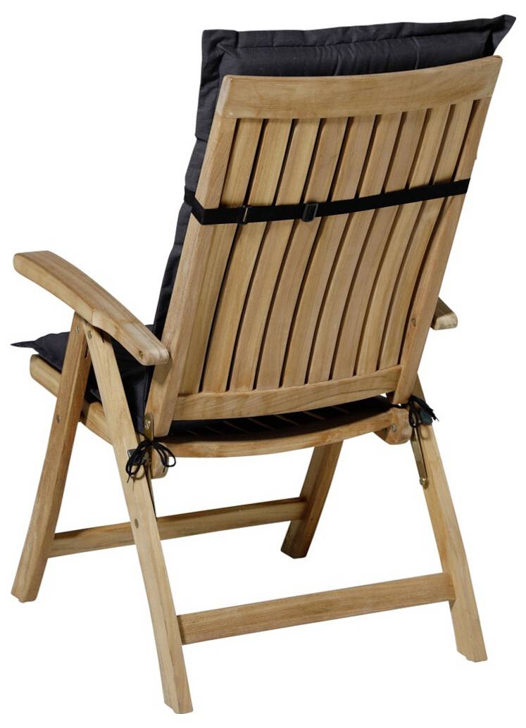 Houten relaxstoel met armleuningen en zwarte kussens, weergegeven van achteren op een witte achtergrond.