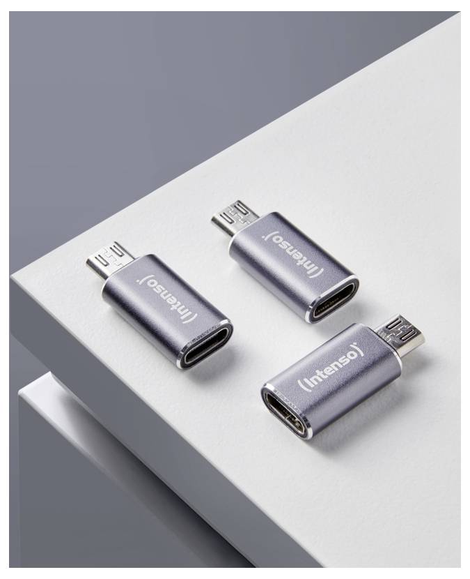Drie grijze Intenso USB-C adapters weergegeven op een wit platform tegen een grijze achtergrond.