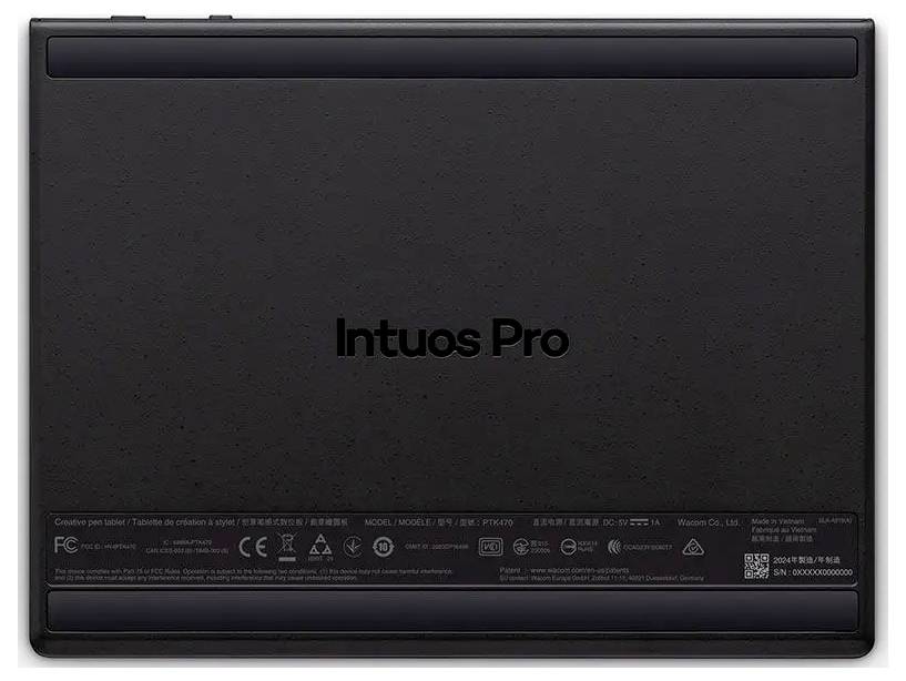 Achteraanzicht van een zwarte Wacom Intuos Pro-tekentablet met de modelnaam gecentreerd en productlabels langs de onderrand.