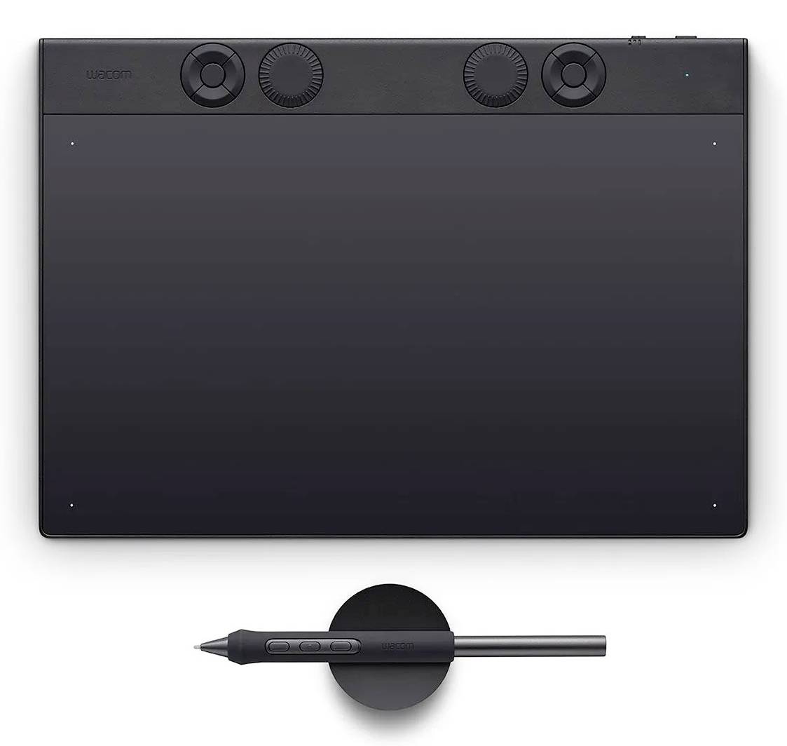 Bovenaanzicht van een zwarte tekenttablet met twee draaiknopen en een stylus die eronder op een witte achtergrond rust.