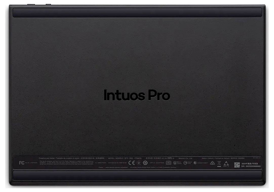 Achteraanzicht van een zwarte Wacom Intuos Pro tekentatlet met het 'Intuos Pro'-logo in het midden.
