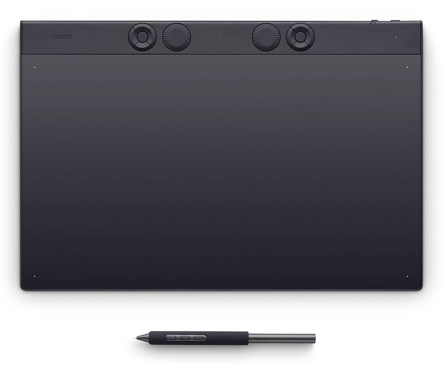 Zwarte pentablet met vier ronde snelknoppen en een stylus eronder op een witte achtergrond.