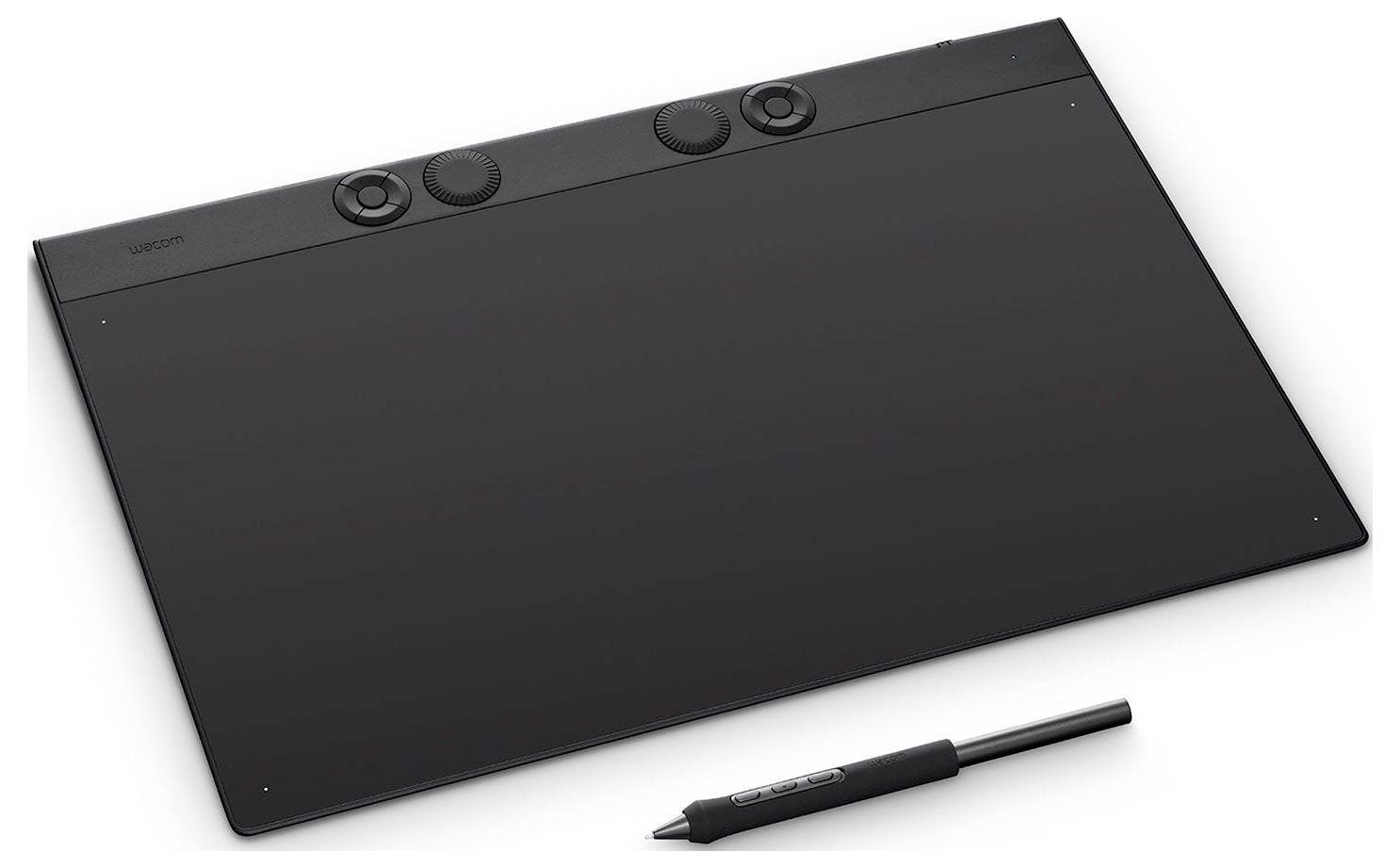 Zwarte tekenttablet met stylus pen, weergegeven op een witte achtergrond.