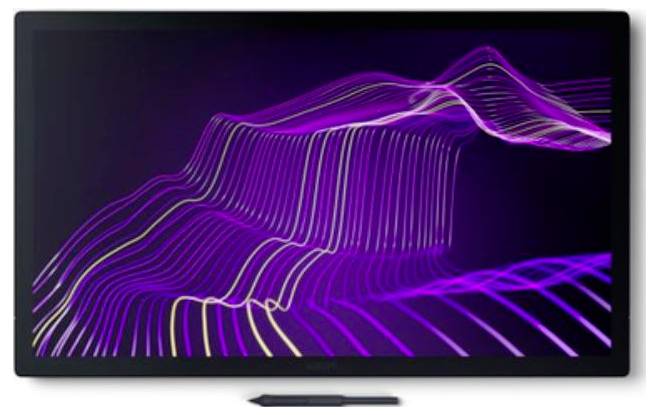 Aan de muur gemonteerde televisie toont abstracte paarse en roze golflijnen op een donkere achtergrond.