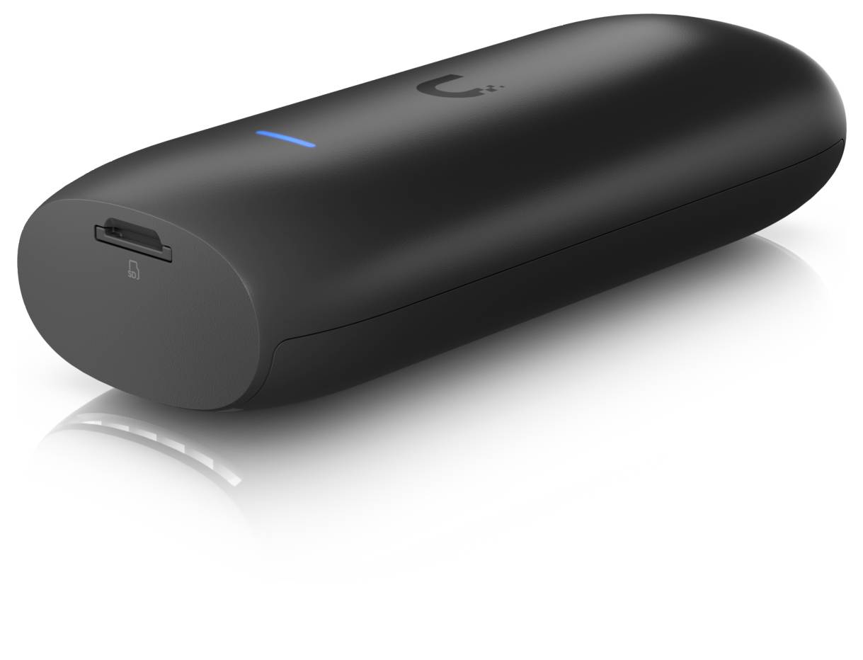 Zwarte cilindrische powerbank met een klein blauw indicatielampje en USB-C-oplaadpoort aan het uiteinde.