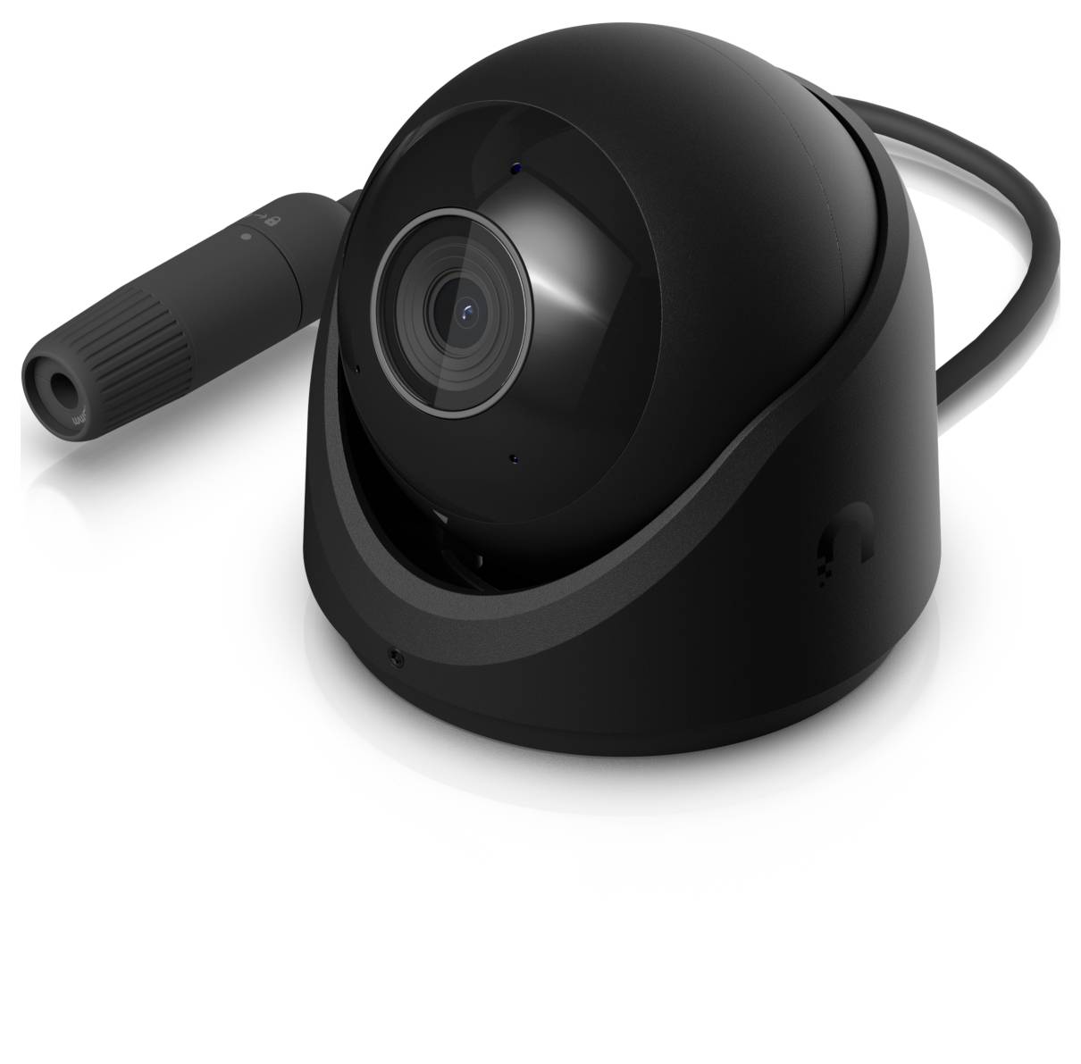 Zwarte pan-tilt beveiligingscamera met zichtbare lens en aangesloten kabel op een witte achtergrond.