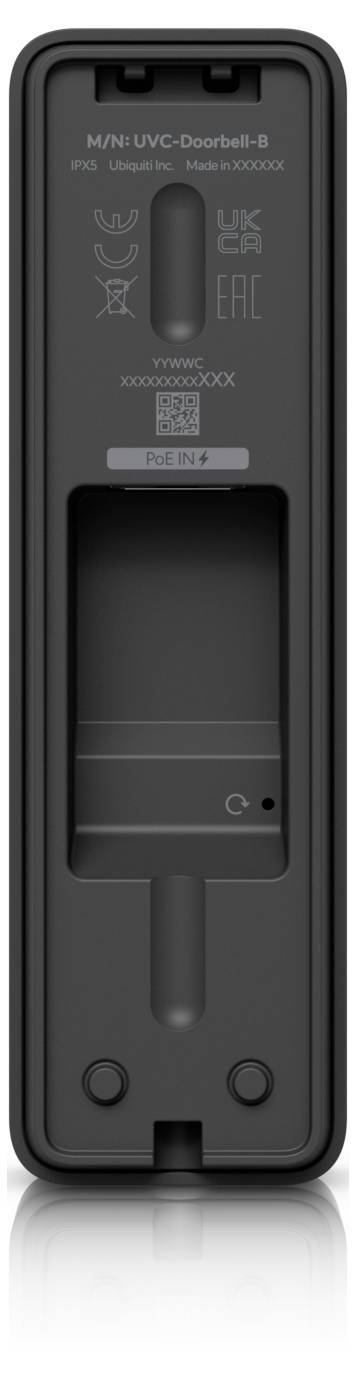 Achterkant van een zwarte videodeurbelmontage gelabeld "MNUVC-Doorbell-8," met regelgevingsmarkeringen, een centrale opening en twee lagere schroeven of knoppen.