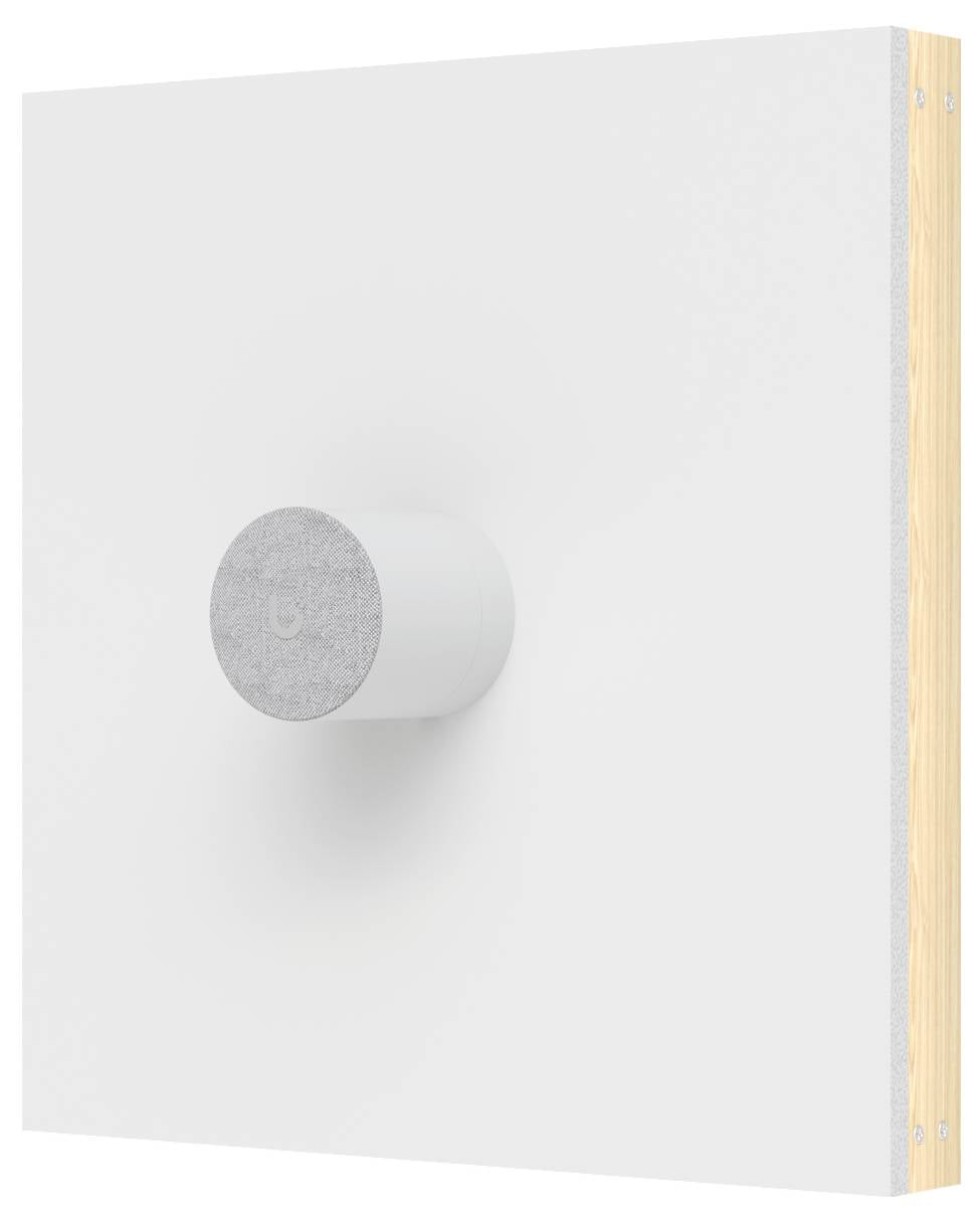 Wit aan de muur gemonteerd vierkant paneel met een kleine cilindrische knop die uit het midden uitsteekt