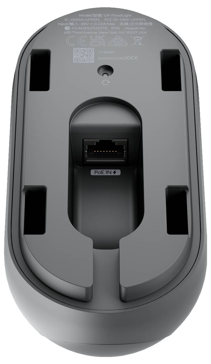 Onderaanzicht van een grijs apparaat met een centraal PoE IN Ethernet-poort en bevestigingssleufven, met regelgevingslabels nabij de bovenkant.