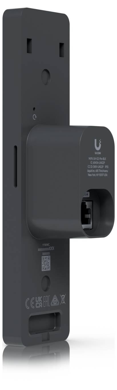 Zwart aan de muur bevestigd slim apparaat met een uitstekende module en poort, waarschijnlijk een netwerk- of stroomadapter, weergegeven op een witte achtergrond.