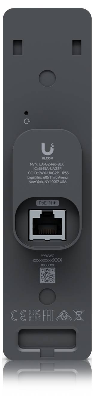 Achteraanzicht van een Ubiquiti-netwerkapparaat met de Ethernet-poort, resetknop en regelgevingslabel op een donkergrijze behuizing.