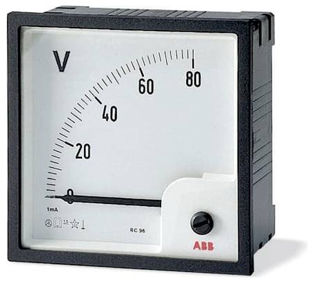 Analoge voltmeter meetinstrument gelabeld 'V' met een schaal van 0-80 en naald dicht bij 0, in een zwarte ABB paneelmeter behuizing.