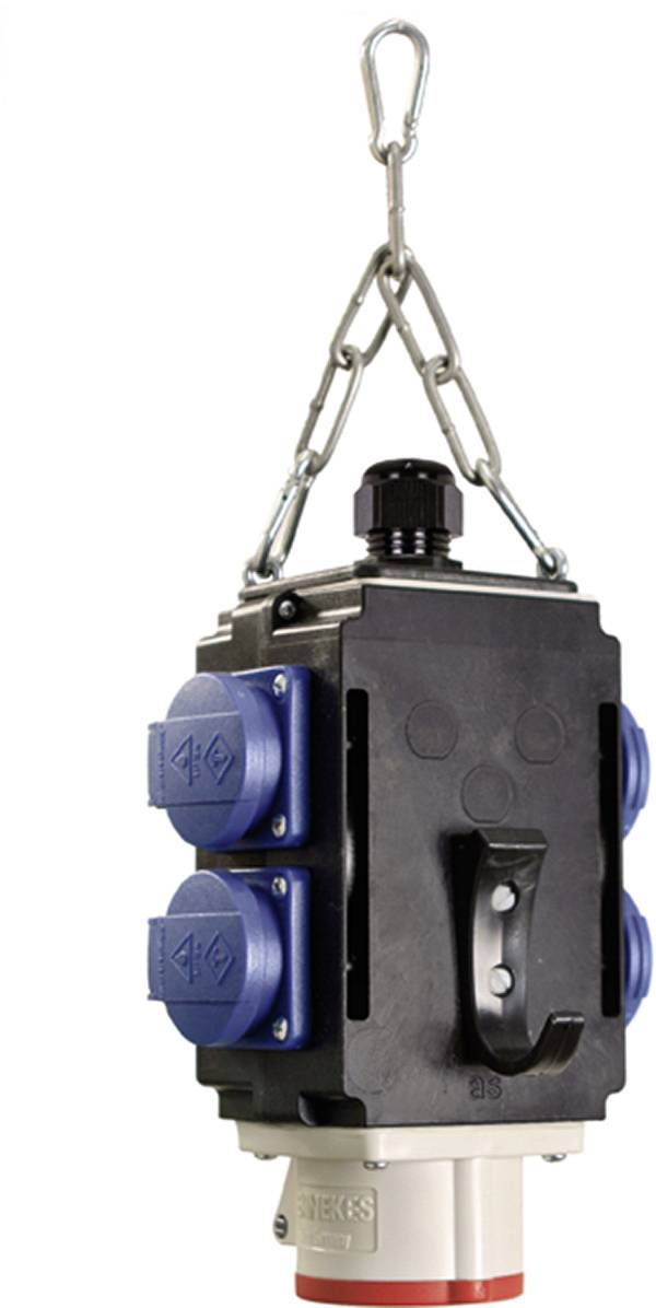 Opgehangen industriële elektrische schakelaar of aansluitingsdoos met blauwe zijstekkers, hangend aan een metalen karabijnhaak op een witte achtergrond.