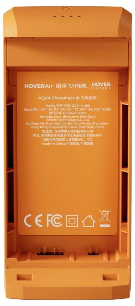 Oranje HOVERAir AQUA oplaadkabel weergegeven van achteren, met productlabels, certificeringspictogrammen en stroom-/invoerspecificaties zichtbaar.