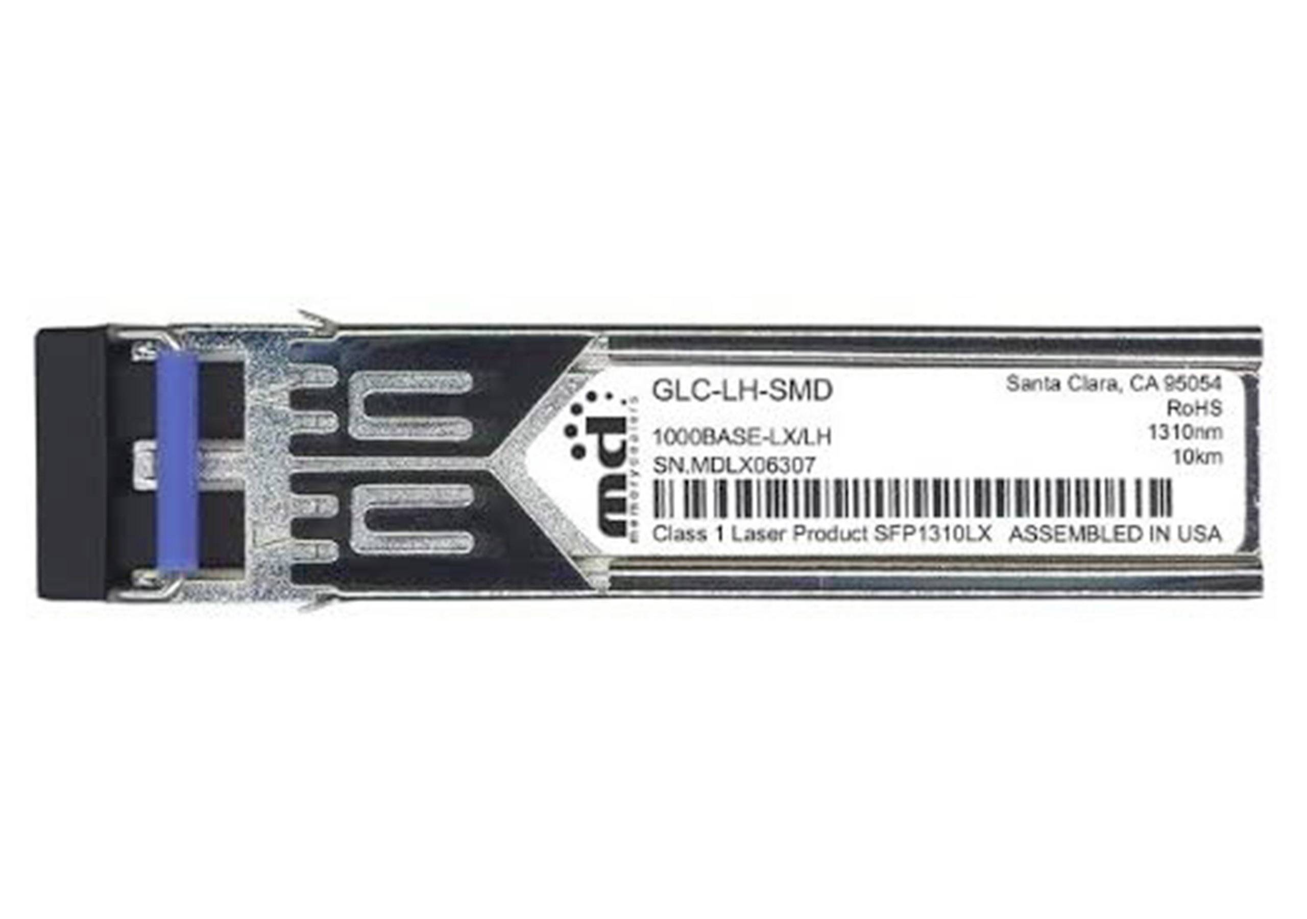 Een Cisco GLC-LH-SMD SFP-transceiver module met labeltekst en een blauwe grendel, weergegeven op een witte achtergrond.