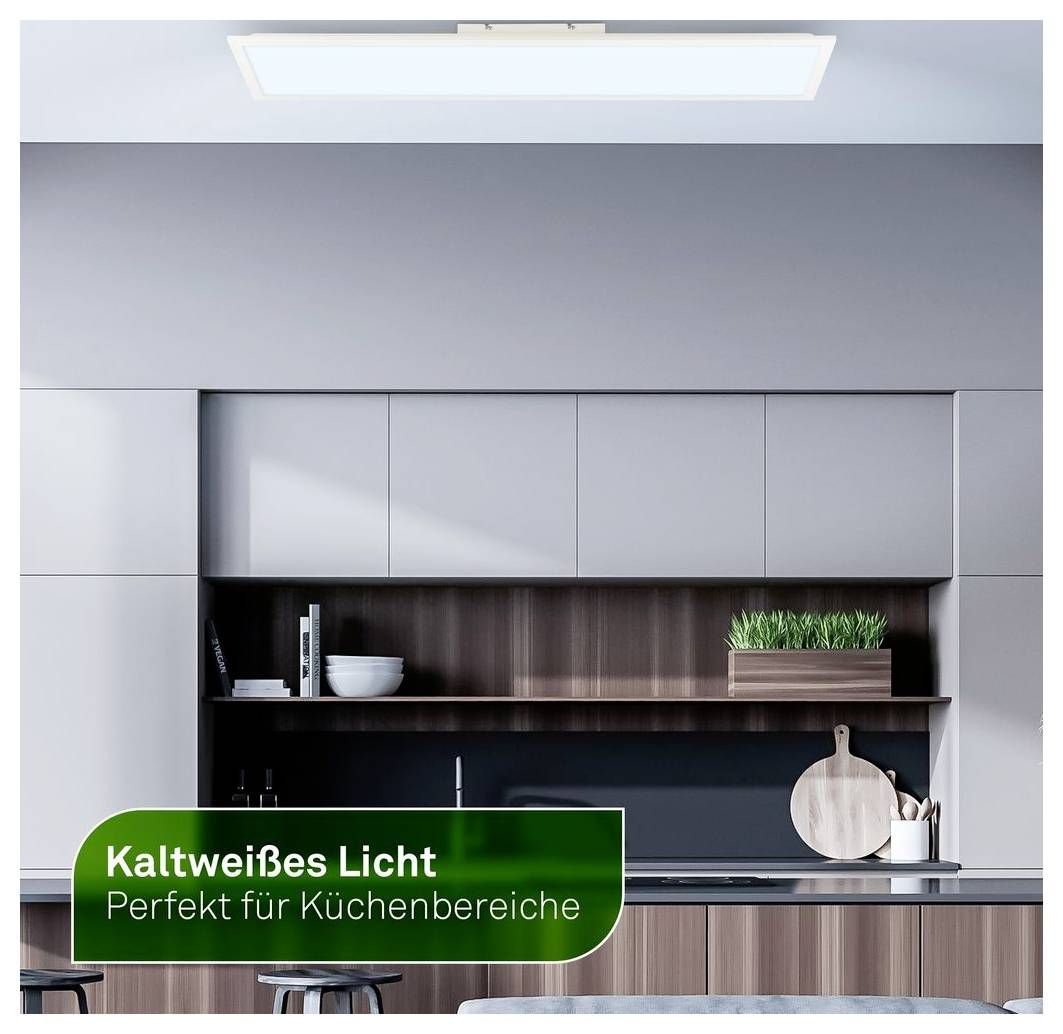 Modern keuken verlicht door een plafondpaneel; groen label leest 'Kaltweißes Licht' en 'Perfekt für Küchenbereiche' wat koel wit licht voor keukengebieden aangeeft.