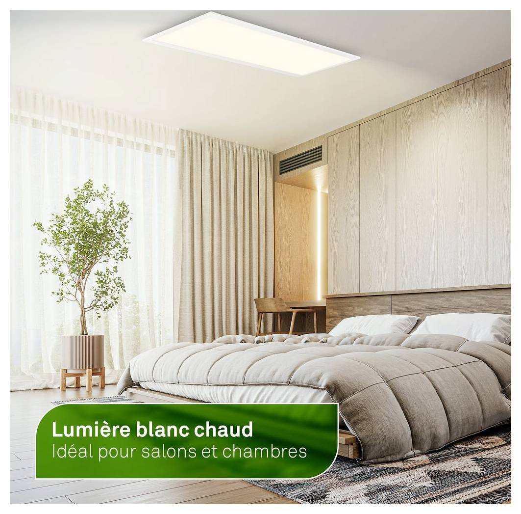 Moderne, lichte slaapkamer met groot bed, gordijnen, plant en plafondlamp; groen label leest 'Lumière blanc chaud' en 'Idéal pour salons et chambres'