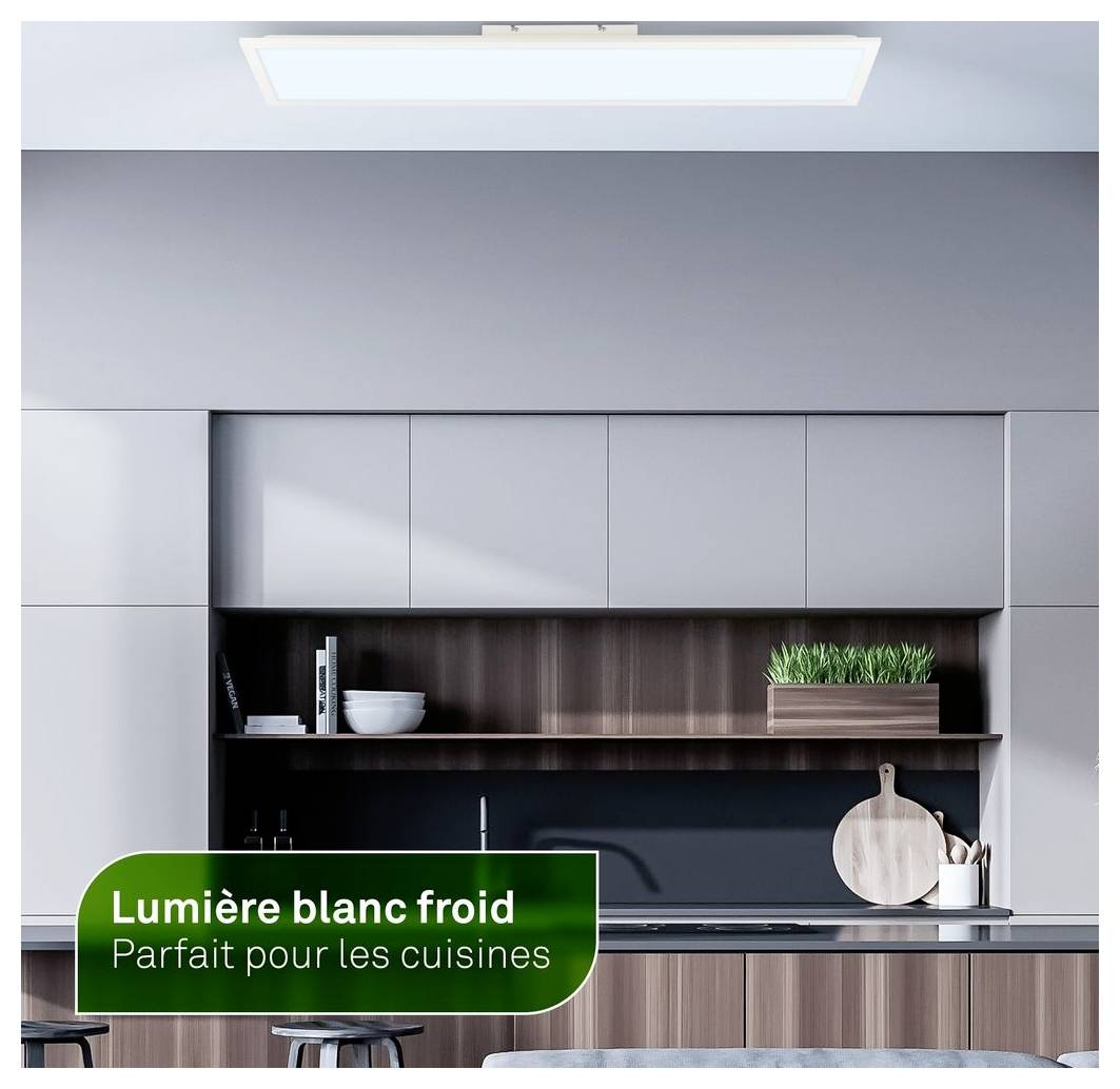 Moderne keuken verlicht door een helder overhead paneel; groen label vermeldt 'Lumière blanc froid' en 'Parfait pour les cuisines' wat aangeeft dat koelwit licht ideaal is voor keukens.