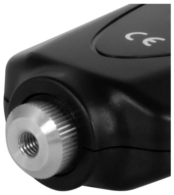 Close-up van een zwart draagbaar apparaat met een metalen schroefdraadconnector en een CE-markering bovenop.
